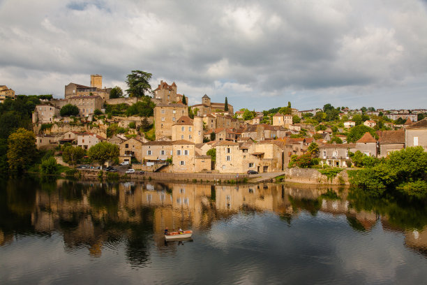 年幼的狗和évêque图片下载