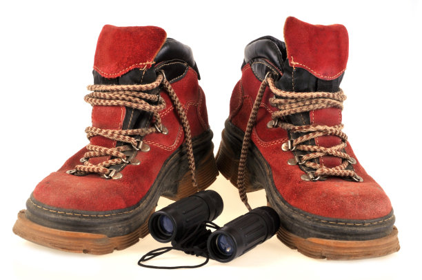 步行鞋和双筒望远镜图片下载