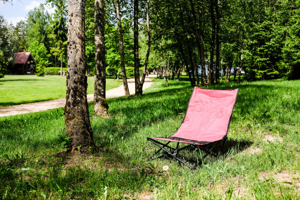 孤独。孤独沉思的人在海边的海滩上。一个男人倚着她的腿坐着。图片下载