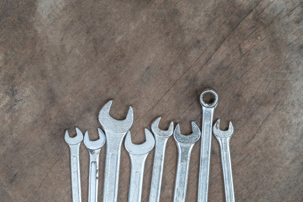 木头背景上的旧扳手图片下载