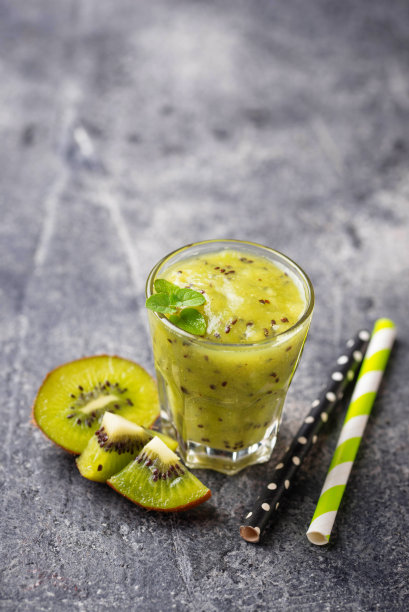 香甜健康的猕猴桃冰沙鸡尾酒图片下载