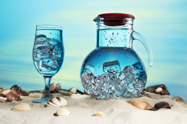 在海滩上用罐子装着冰的冷饮图片下载