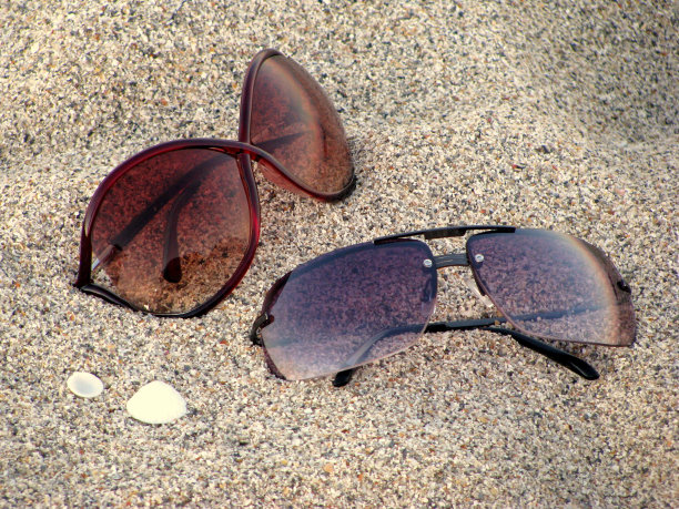 海滩上的太阳镜图片下载