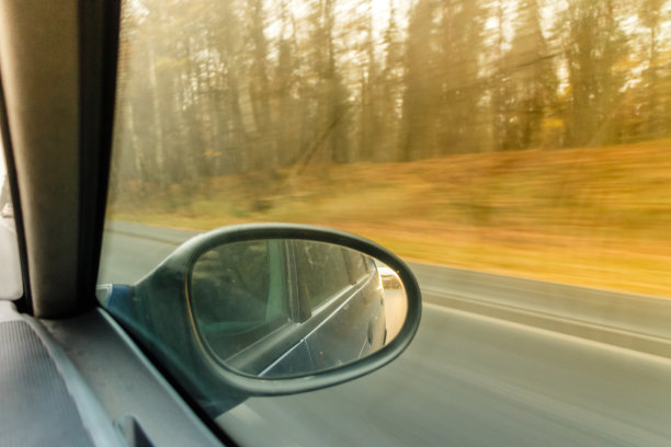 车内侧视镜拍摄图片下载