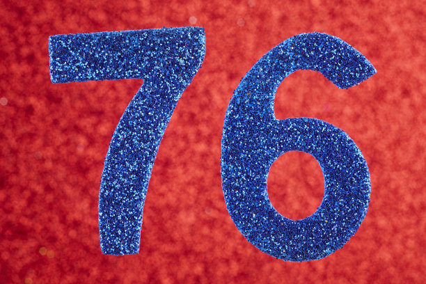 76号，红色背景上的蓝色。周年纪念日图片下载