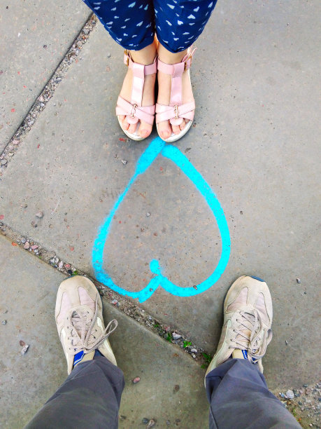 两双脚踩在柏油路上。的脚。图片下载