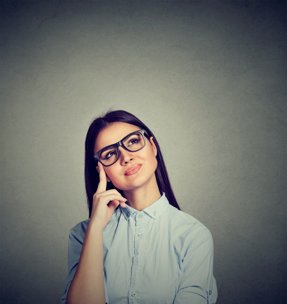 做白日梦的戴眼镜的漂亮女孩图片下载