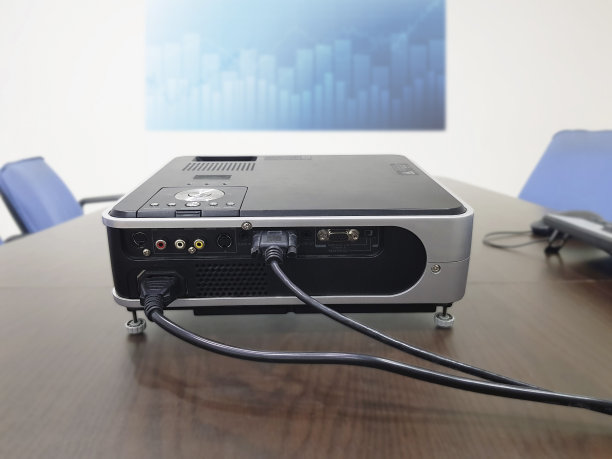 LED投影仪在墙上显示图表分析经济概念，金融数据模式，企业概念图片下载