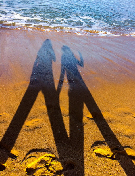 两个女人在海滩上剪影图片下载