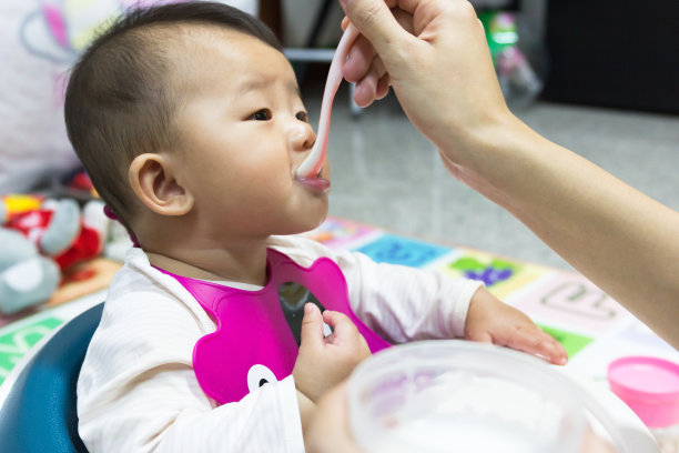 亚洲可爱宝宝吃食物。图片下载