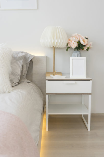 儿童卧室内部，白色桌子上装饰台灯素材图片
