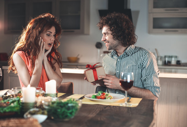 快乐的已婚夫妇在家庆祝特别活动素材图片