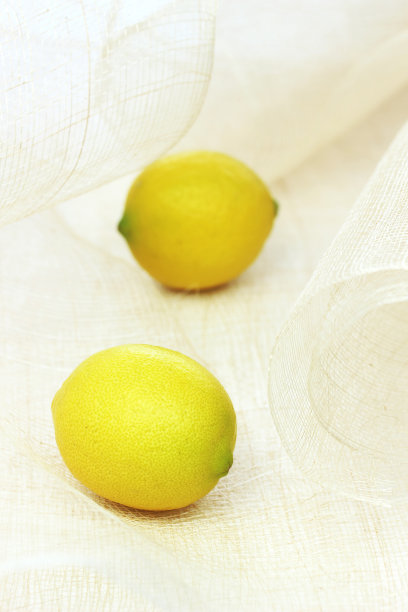 亚麻上的两个柠檬图片下载