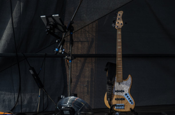 舞台上的贝斯吉他图片下载