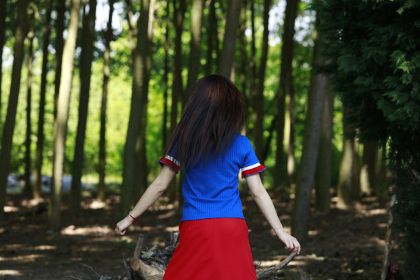 女人在森林里张开双臂图片下载