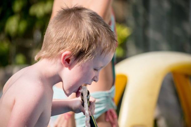 男孩喝图片下载