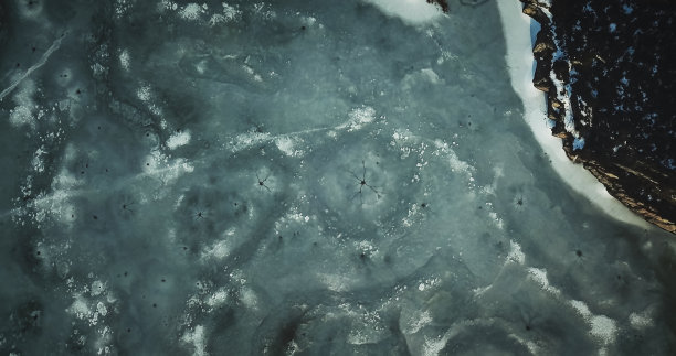 无人机拍摄:挪威的冰冻湖泊图片下载