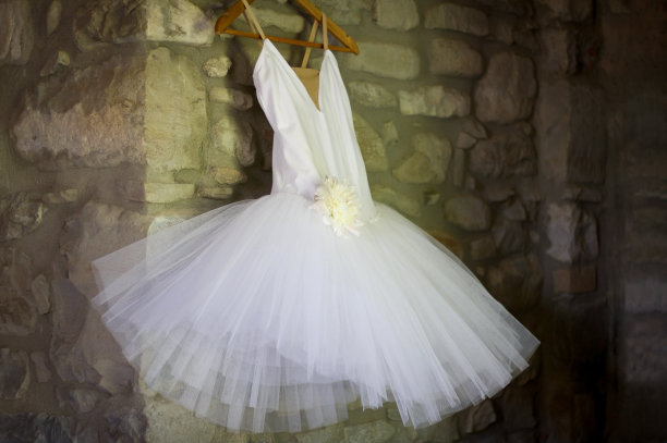 经典的白色芭蕾舞裙挂在石墙上，临摹空间图片下载