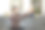 一名妇女正坐在客厅里使用移动设备图片下载