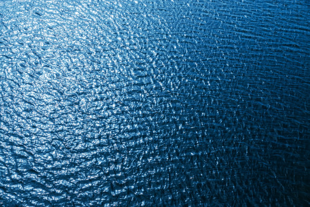 绿松石般的水，波浪和反射。水纹理或背景图片下载