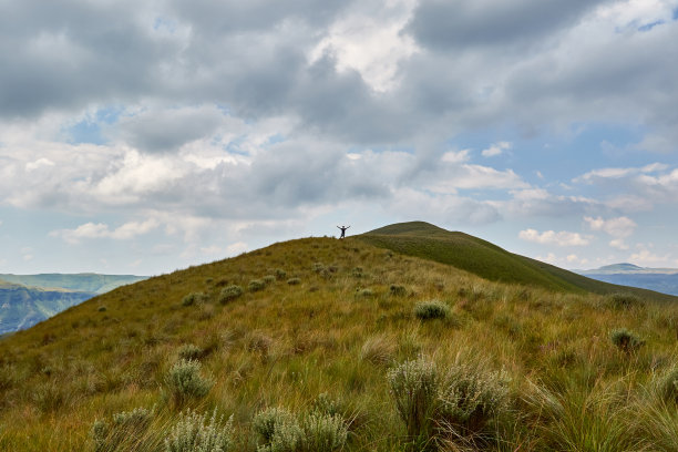德拉肯斯堡山上张开双臂的人图片下载