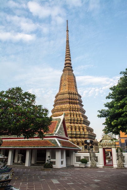 佛塔位于卧佛寺，用釉面装饰。图片下载