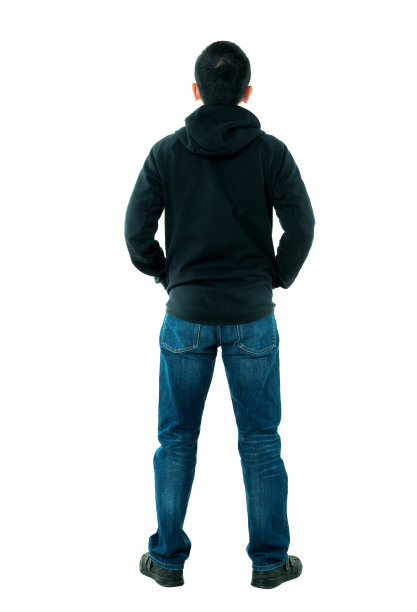 男人双手插在口袋里站着的背影图片下载