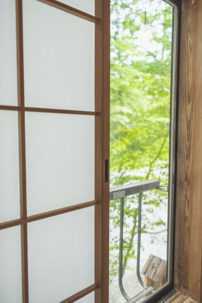 用和纸打开日式窗户。图片下载