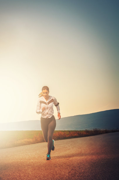 跑步的女人完成她的户外运动图片下载