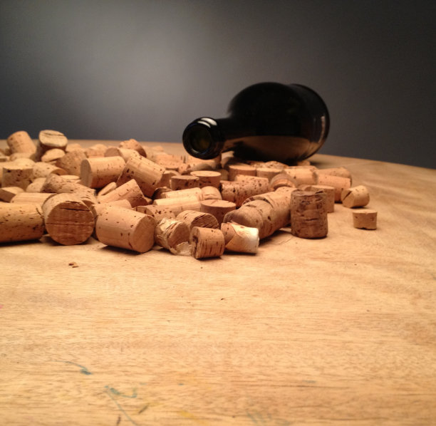 酒塞和酒瓶。图片下载