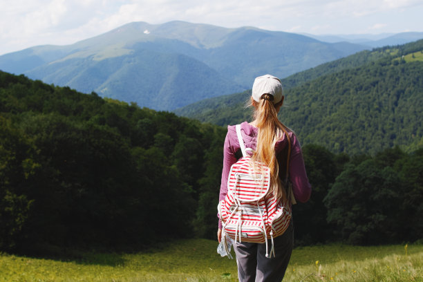 年轻女人看着喀尔巴阡山脉图片下载