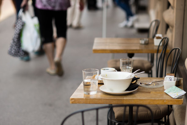 用空盘子吃饭后的桌子。图片下载