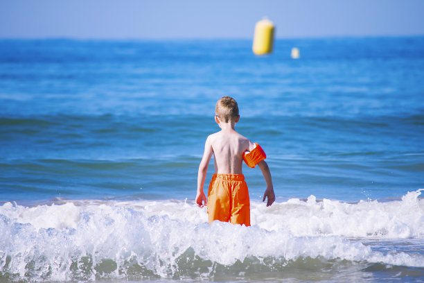 有趣的男孩在海里游泳图片下载