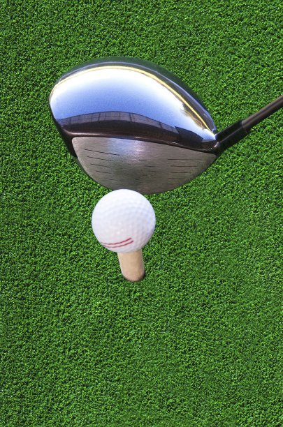 高尔夫球和驾驶头。图片下载