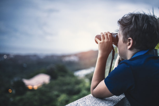 用望远镜看的少年图片下载