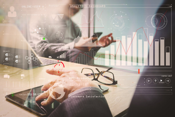 医疗技术网络团队会议概念。医生手操作智能手机现代数字平板电脑笔记本电脑图形图表界面。眼镜，太阳耀斑效果照片图片下载