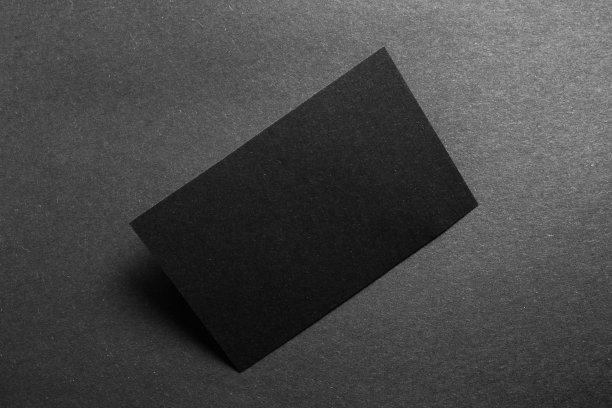 空白的肖像A4。小册子杂志孤立在灰色，变化的背景/黑色纸孤立在黑色，暗色调图片下载