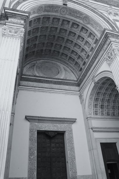 意大利曼图亚圣安德烈大教堂入口的一部分。图片下载