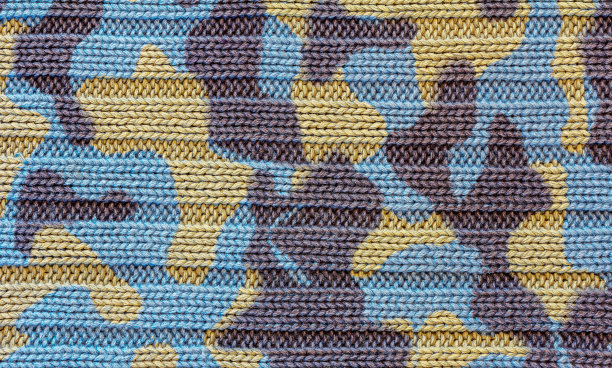 三色斑点迷彩纹理针织毛衣特写图片下载