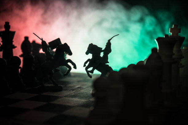 中世纪的战斗场景，骑兵和步兵在棋盘上。棋牌游戏的商业理念和竞争理念与战略理念棋牌人物在黑暗的背景下图片下载