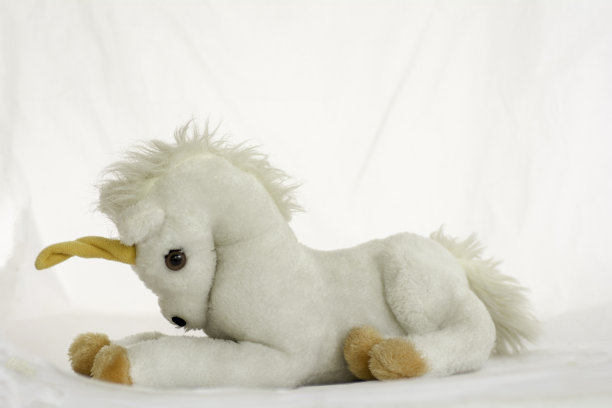 独角兽马娃娃在白色的背景。图片下载