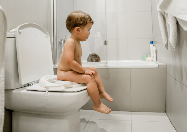 小孩坐在马桶上图片下载