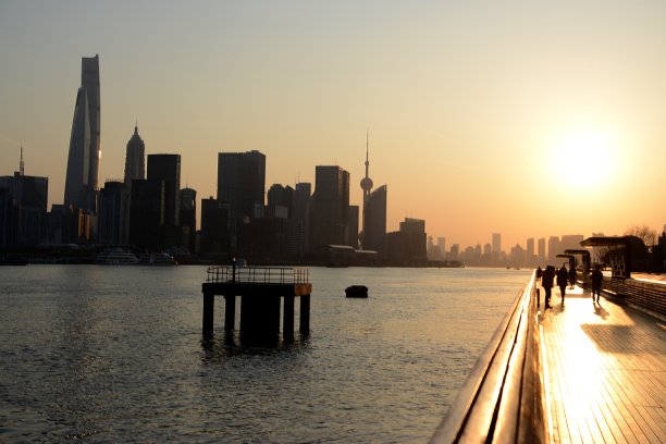 夕阳下的杨浦河畔和陆家嘴天际线，中国上海图片下载