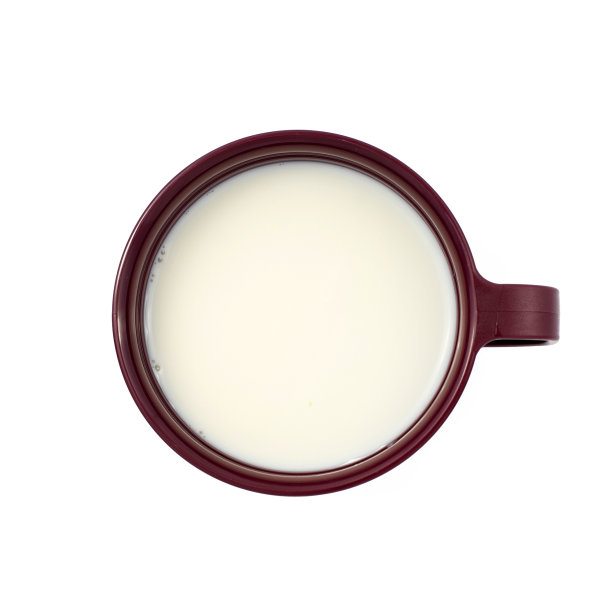 棕色杯的鲜奶被隔离在白色的背景上。俯视图图片下载