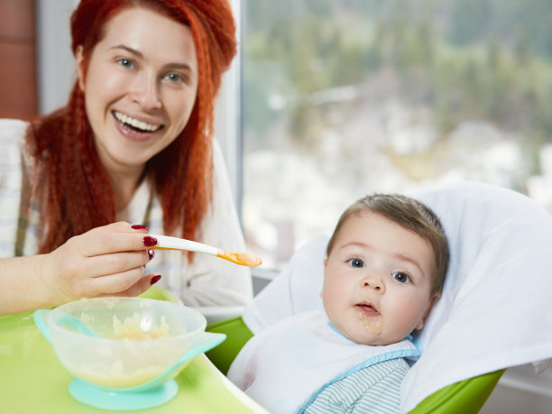 可爱的婴儿在吃她的午餐图片下载