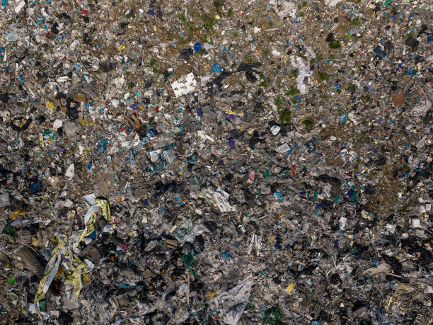 环境污染。鸟瞰图照片。在城市倾倒大量的废物和垃圾，污染自然和整个地球。图片下载