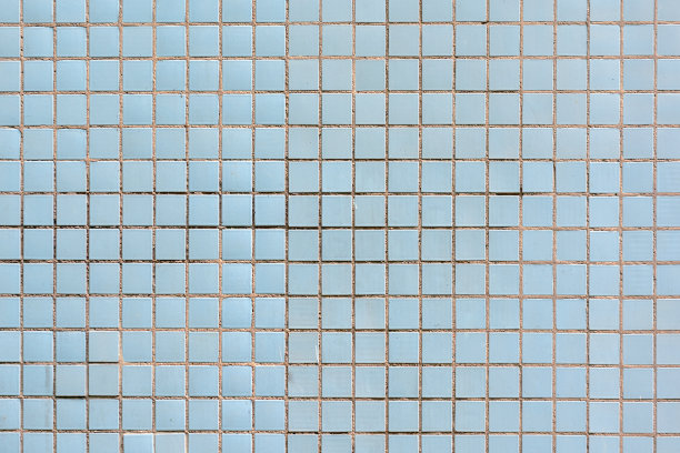 小陶瓷方块马赛克。空的蓝色背景。图片下载