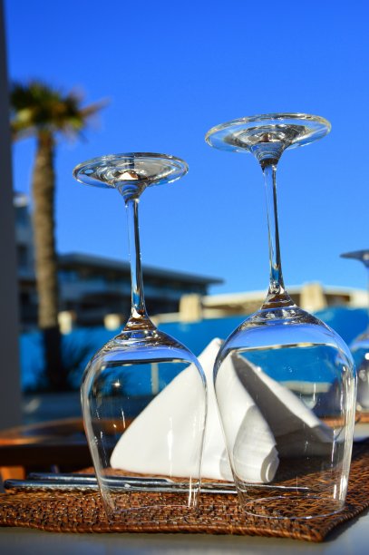 泳池边的酒杯图片下载