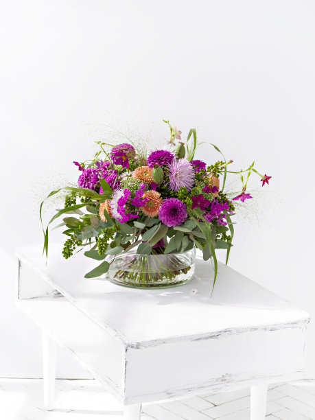 花瓶里有一束漂亮的花。图片下载