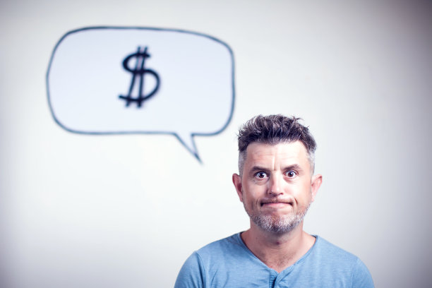 一个年轻人的肖像，头上戴着一个气泡美元符号图片下载